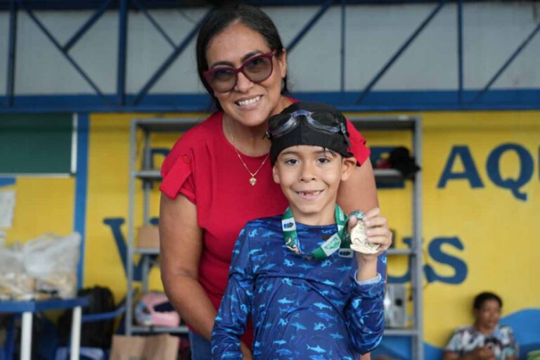Torneio de natação do Construindo Campeões encerra semestre com inclusão, superação e revelação de talentos em Porto Velho