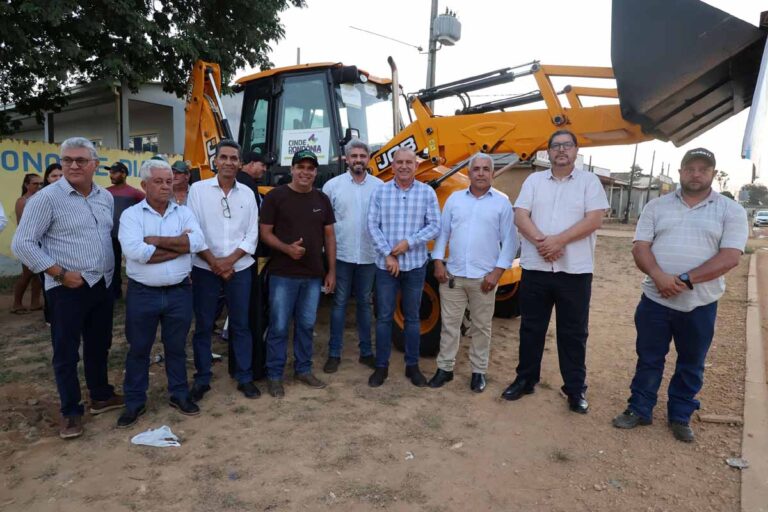 Ezequiel Neiva garante retroescavadeira para fortalecer infraestrutura no distrito de Estrela Azul, em Machadinho do Oeste