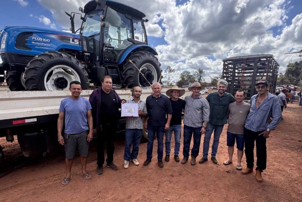 Ezequiel Neiva entrega trator agrícola para fortalecer agricultura familiar na comunidade Portelinha, em Alta Floresta D'Oeste