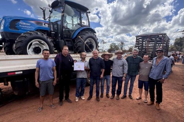 Ezequiel Neiva entrega trator agrícola para fortalecer agricultura familiar na comunidade Portelinha, em Alta Floresta D’Oeste