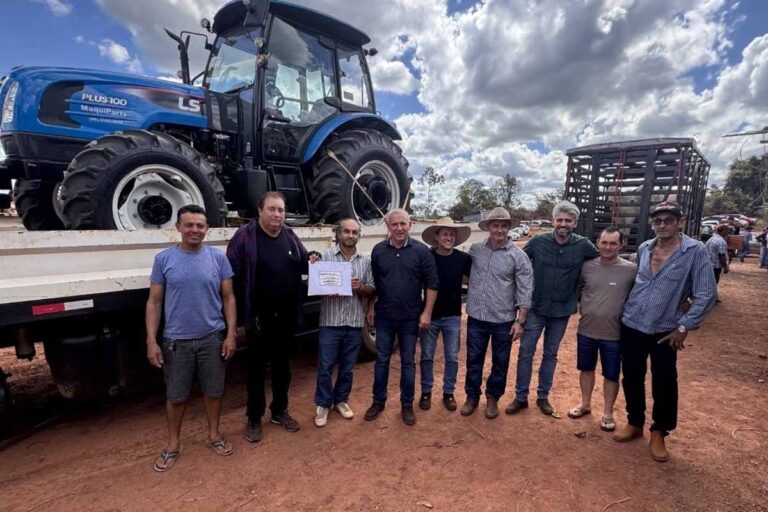 Ezequiel Neiva entrega trator agrícola para fortalecer agricultura familiar na comunidade Portelinha, em Alta Floresta D'Oeste