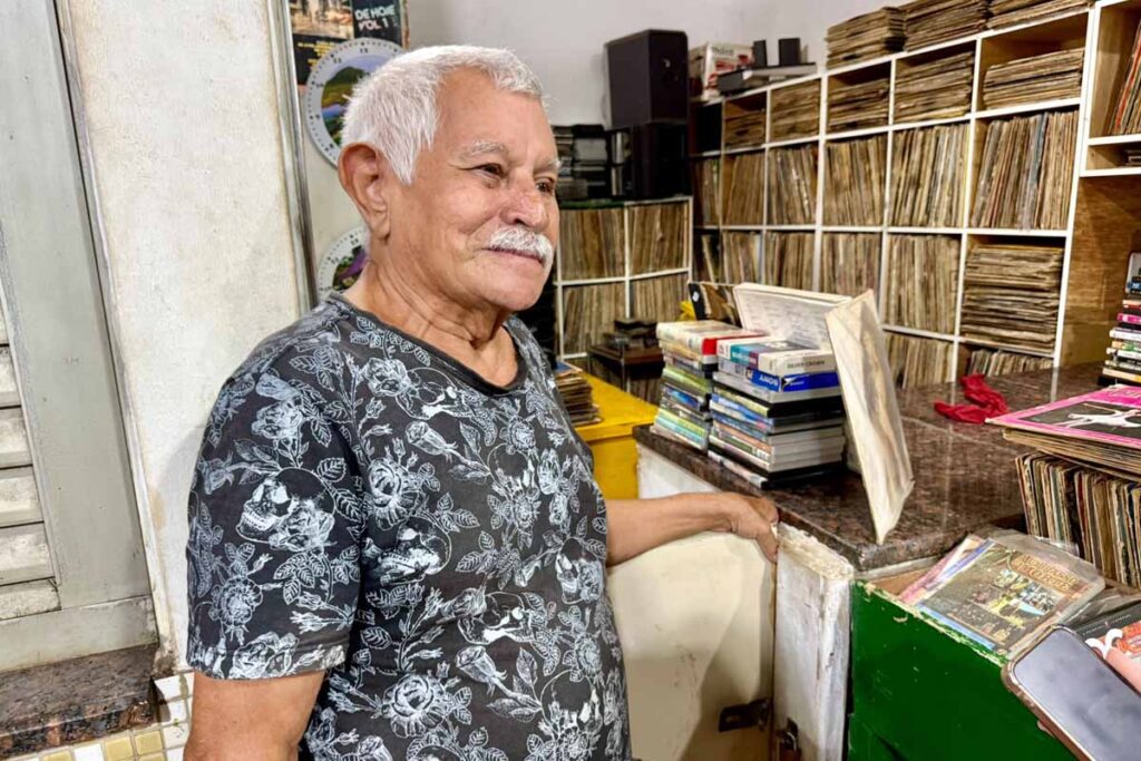 Seu Miranda preserva acervo com mais de 5 mil relíquias musicais no Mercado Central de Porto Velho