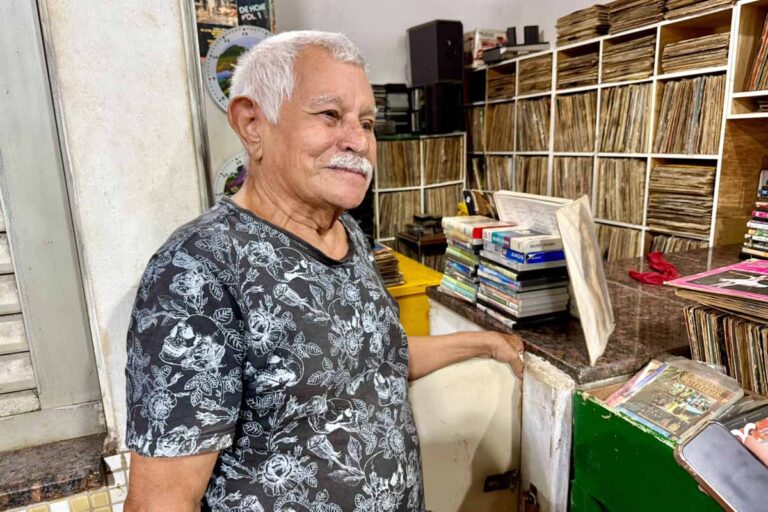 Seu Miranda preserva acervo com mais de 5 mil relíquias musicais no Mercado Central de Porto Velho