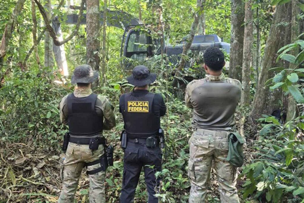 PF e Ibama destroem máquinas e acampamentos durante operação contra garimpo ilegal em terra indígena