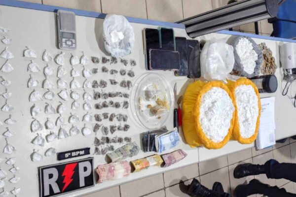 PM prende três suspeitos e apreende drogas após denúncia de emergência em Porto Velho