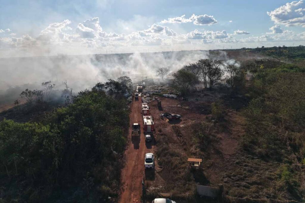 Prefeitura mobiliza equipes e controla incêndio na Vila Princesa, em Porto Velho