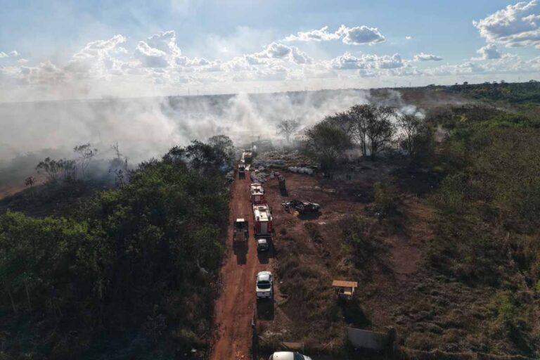 Prefeitura mobiliza equipes e controla incêndio na Vila Princesa, em Porto Velho