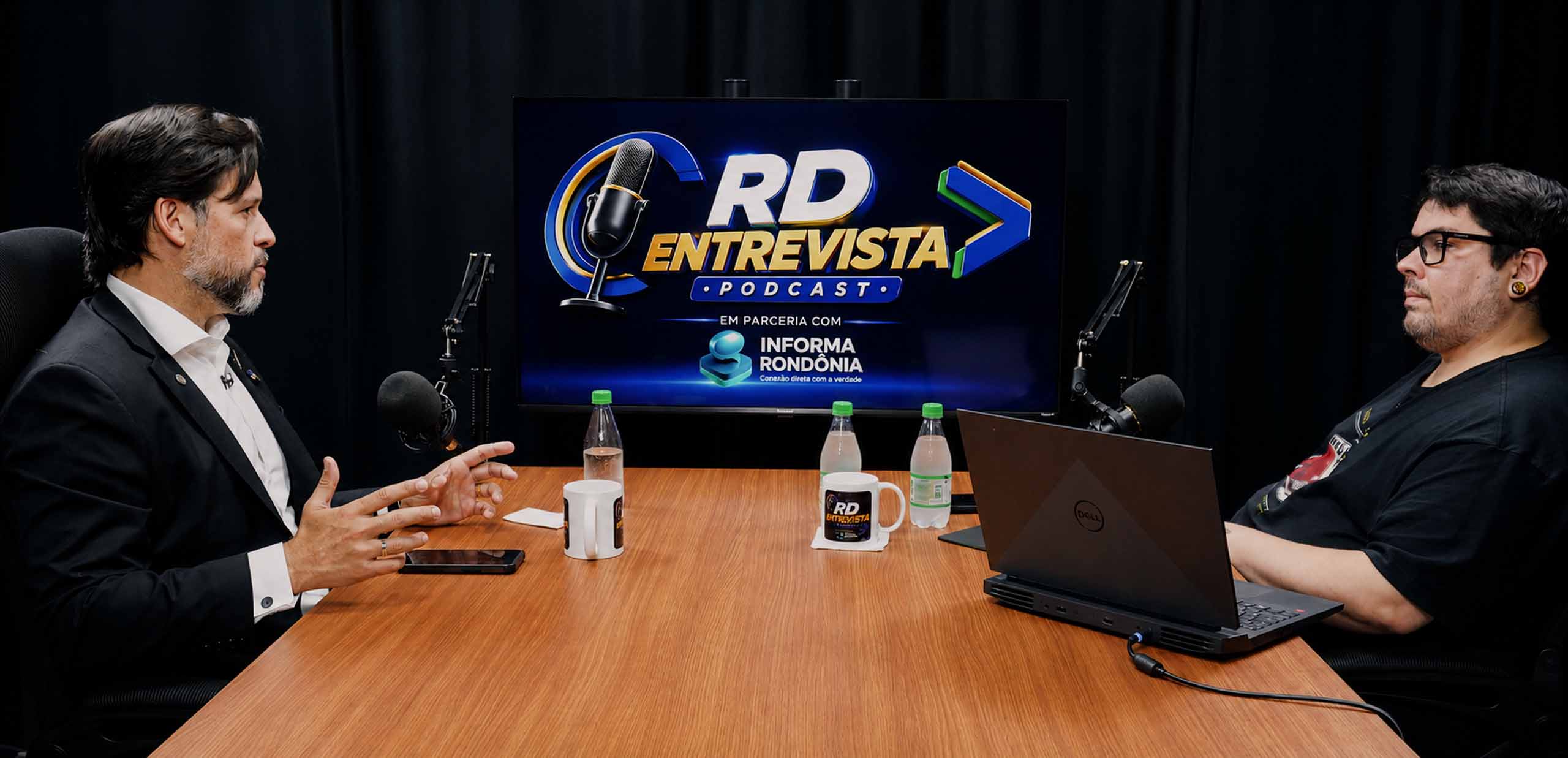 Rodrigo Camargo conversa com Vinícius Canova no estúdio do RD Entrevista