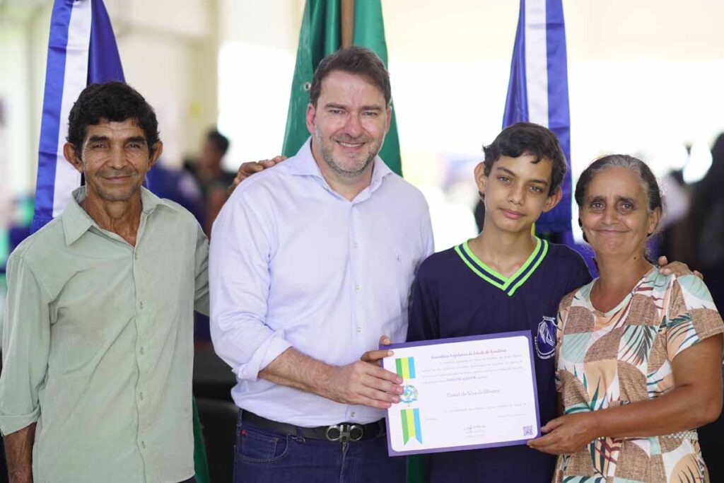 Alex Redano homenageia estudante de Jaci-Paraná selecionado para encontro nacional de ciência