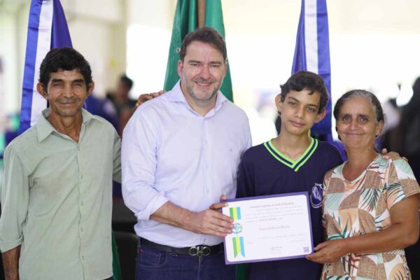 Alex Redano homenageia estudante de Jaci-Paraná selecionado para encontro nacional de ciência