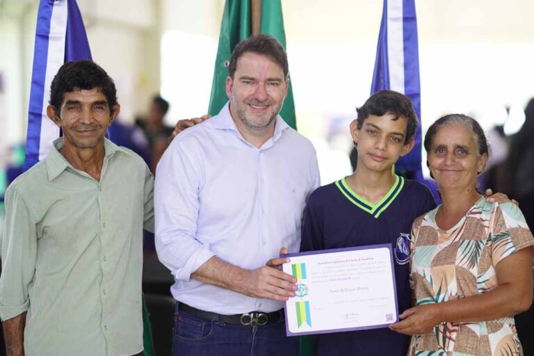 Alex Redano homenageia estudante de Jaci-Paraná selecionado para encontro nacional de ciência