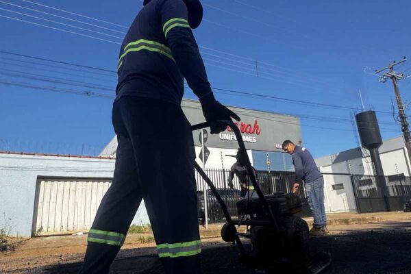 Prefeitura realiza tapa-buracos em duas ruas do bairro Eldorado, na Zona Sul de Porto Velho