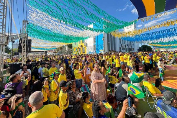 Rua do Hexa reúne milhares de torcedores em Porto Velho com telão, shows e sistema de umidificação