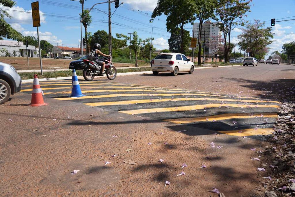 Lombadas de Porto Velho recebem pintura em amarelo e preto para reforçar segurança viária