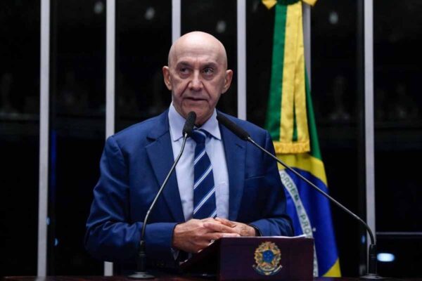 Confúcio Moura renuncia à candidatura à reeleição ao Senado e decisão provoca reações divergentes nas redes sociais