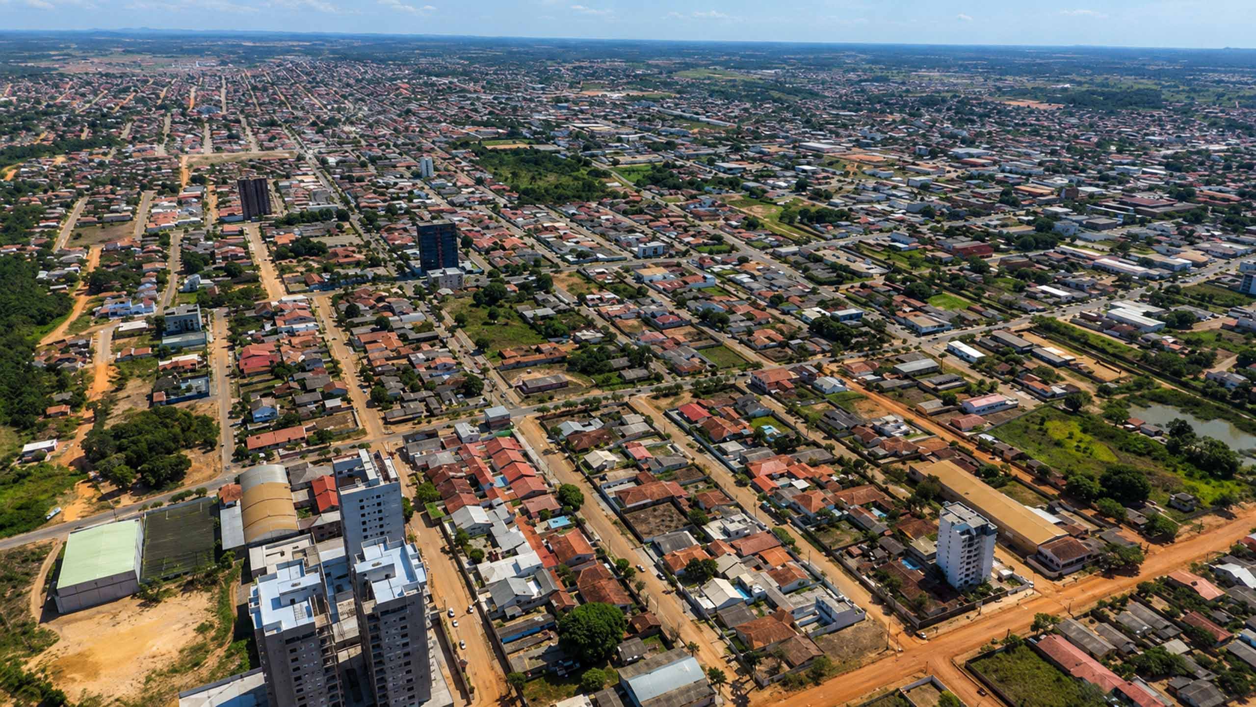 Imagem de abertura da reportagem sobre o pregão do transporte escolar rural de Ji-Paraná