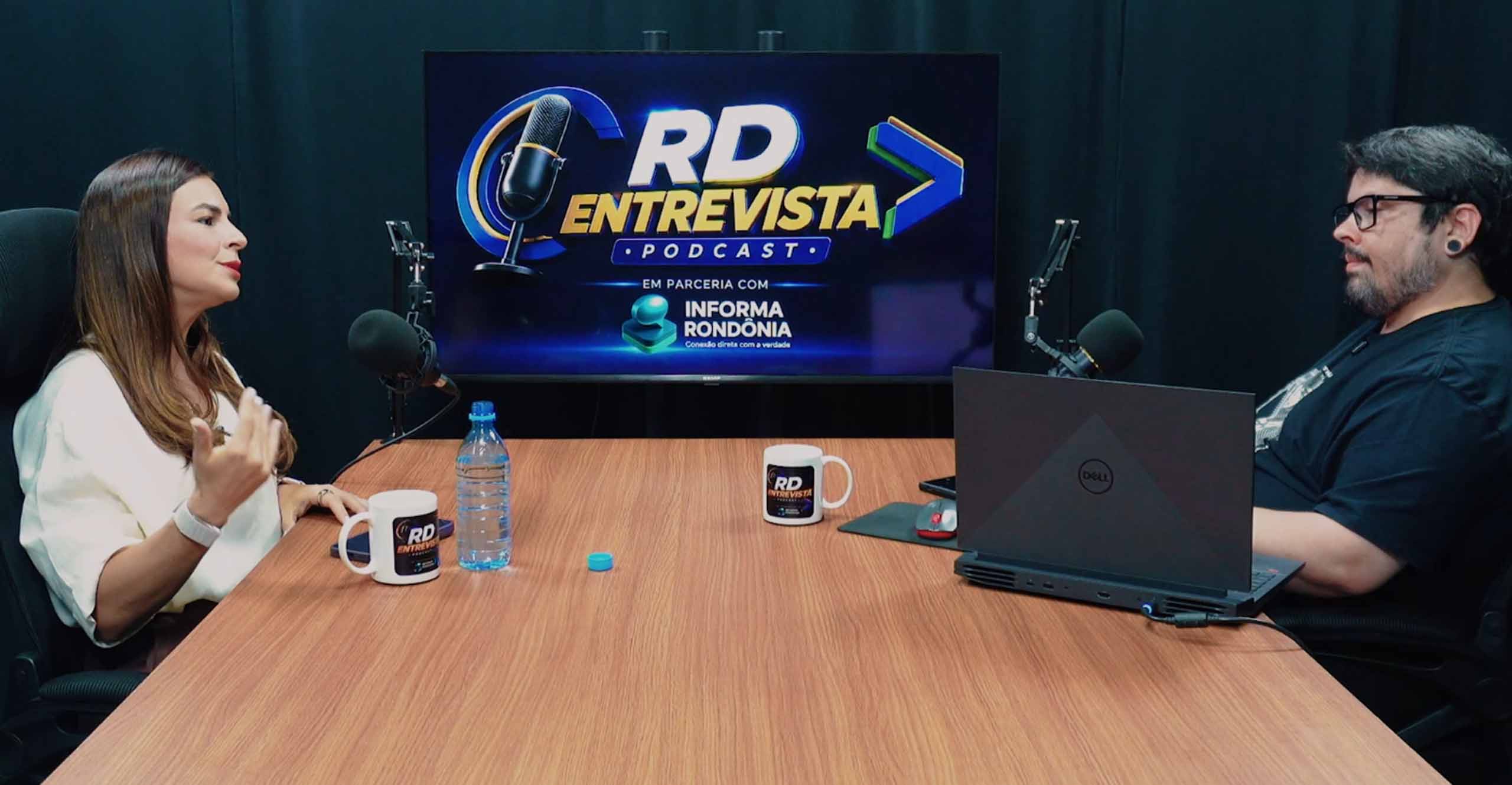 Mariana Carvalho durante entrevista no estúdio do RD Entrevista