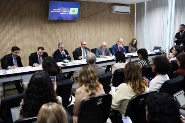 Tarifaço dos EUA atinge 2,4 mil empresas brasileiras e governo prepara novo socorro