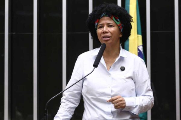 Advogado é condenado a pagar R$ 25 mil por usar raça, gênero e orientação sexual para atacar Sílvia Cristina