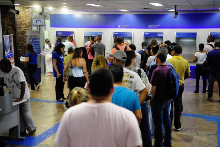 Bancários fazem paralisação de 24 horas nesta quinta-feira em meio à campanha salarial