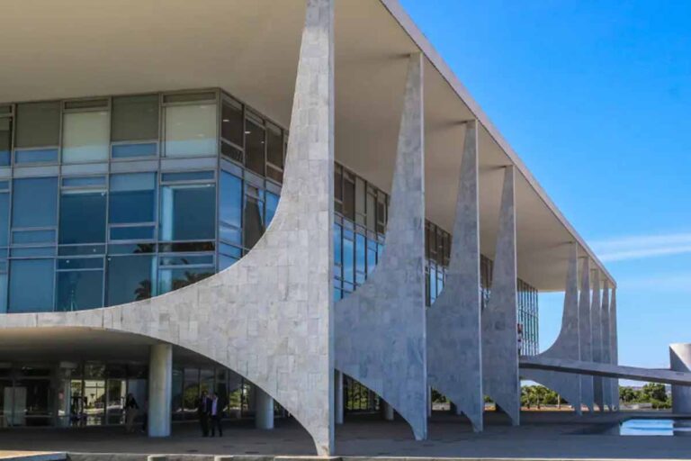 Brasil repudia revogação de visto de embaixadora e acusa EUA de medidas hostis