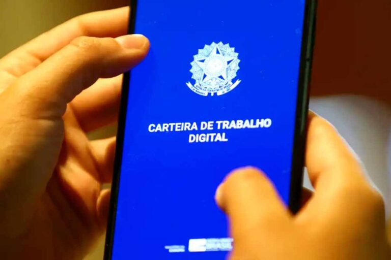 Desemprego recua a 5,3% no trimestre até julho e ocupação bate recorde no Brasil
