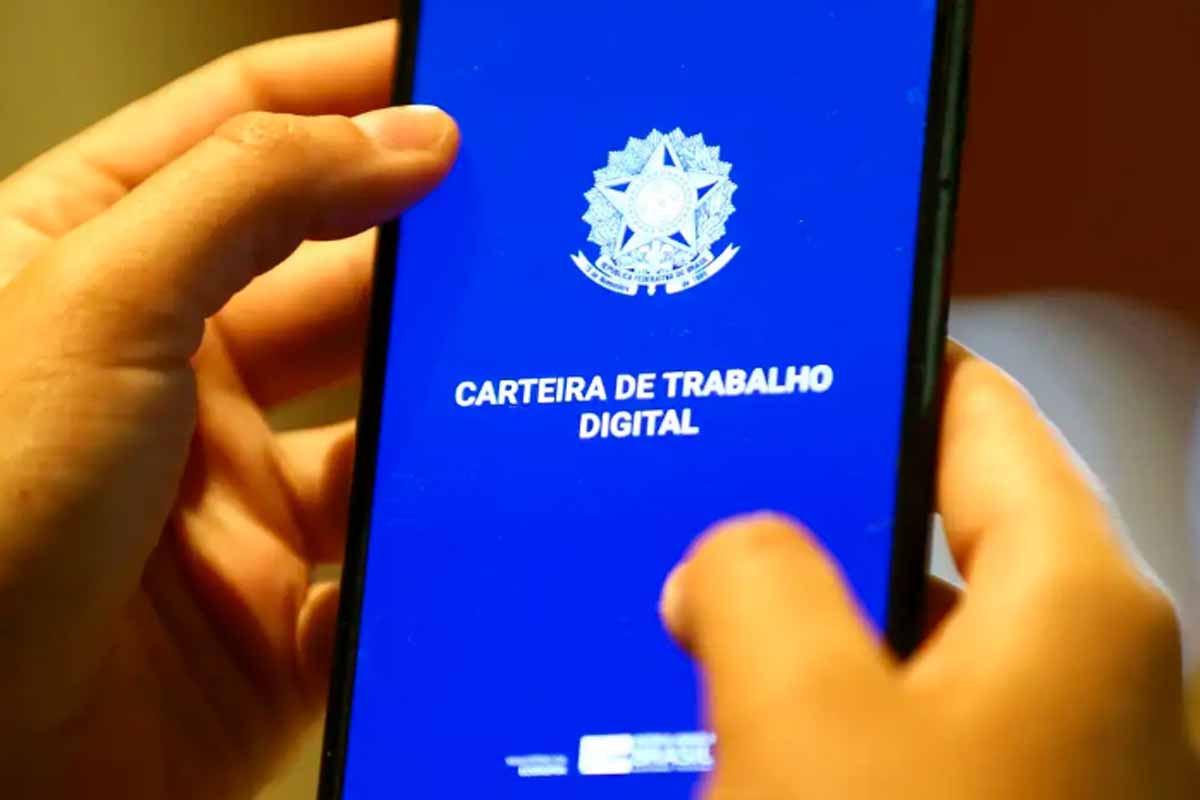 Desemprego recua a 5,3% no trimestre até julho e ocupação bate recorde no Brasil