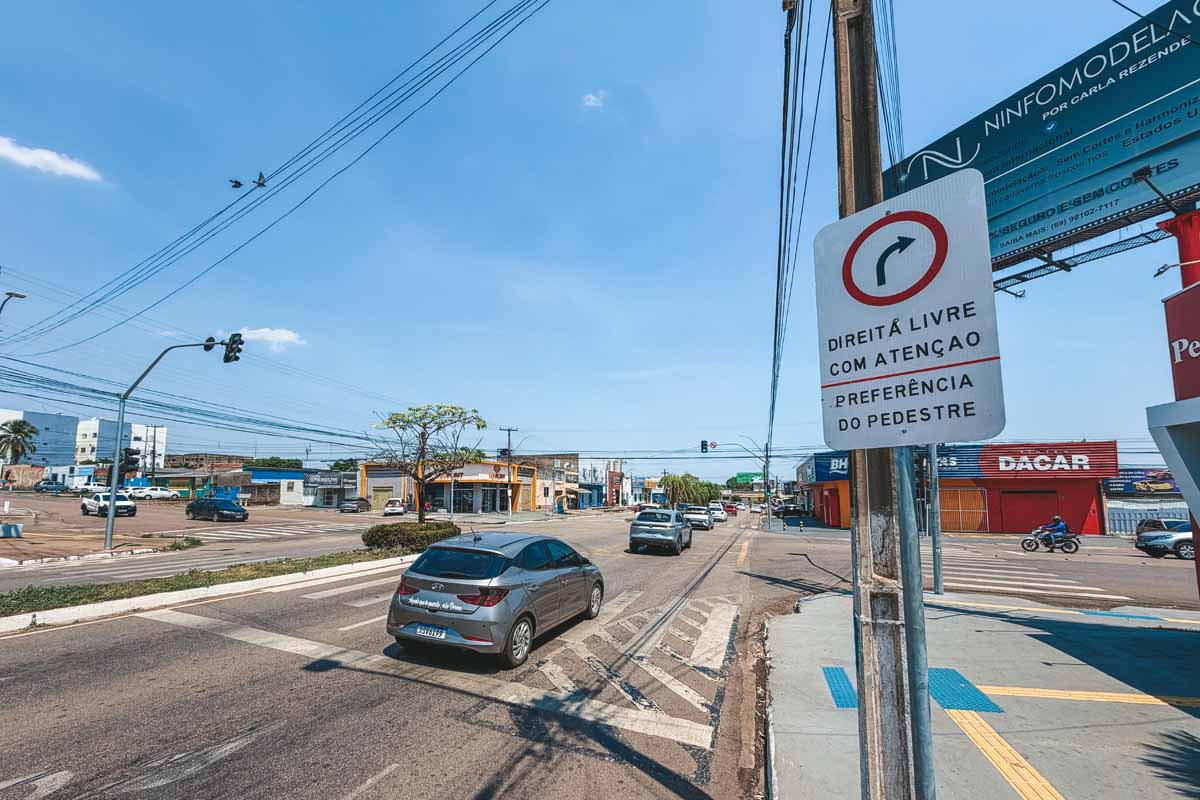 Semtran orienta motoristas sobre direita livre e proibição de estacionamento em Porto Velho