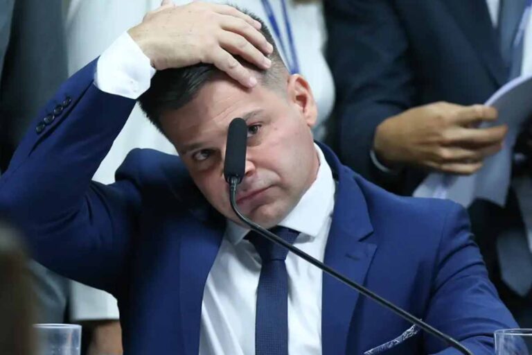 Moraes manda cassar aposentadoria de Silvinei Vasques após condenação no STF