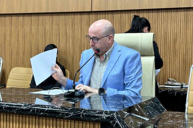 Gedeão Negreiros reforça cobrança por recapeamento no Loteamento Sevilha, no Aeroclube