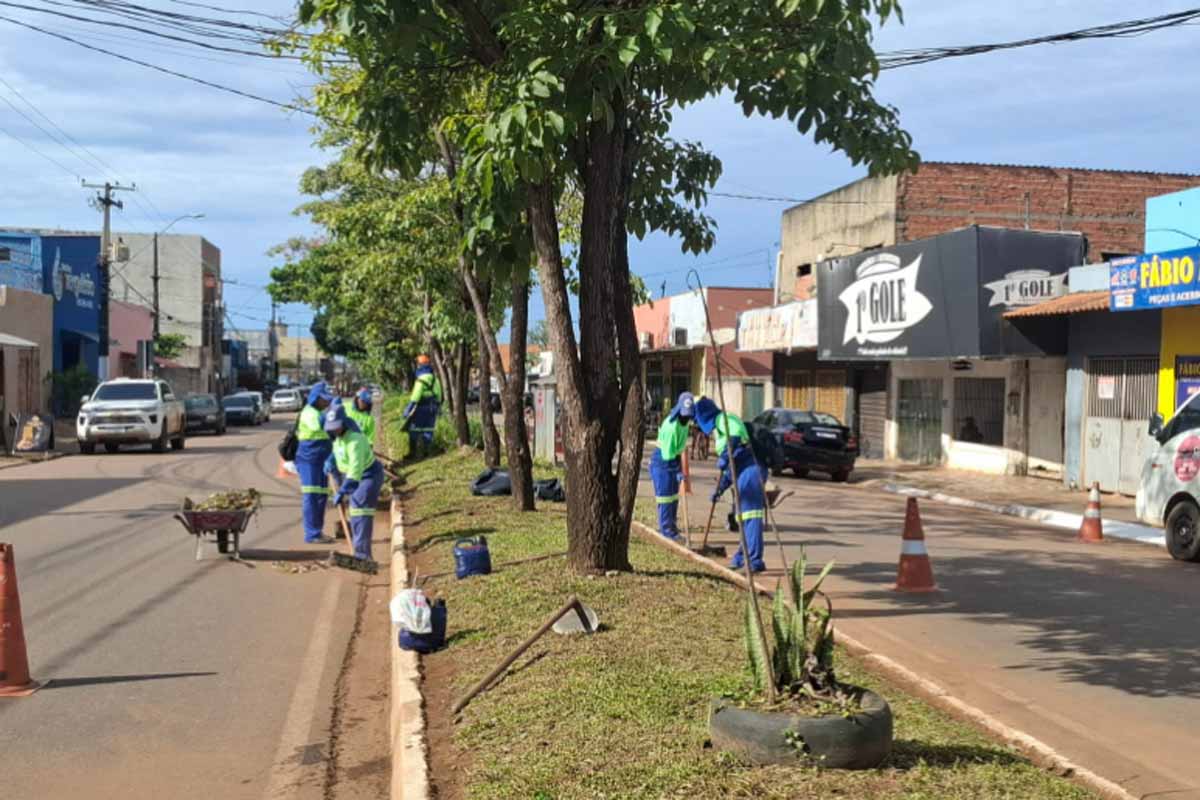 Prefeitura intensifica roçagem em praças, campo e parque de Porto Velho