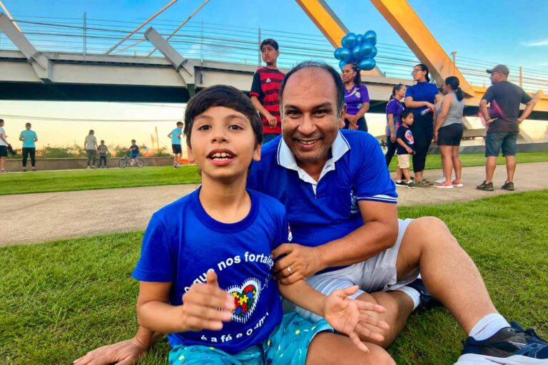 Professor muda rotina para acompanhar filho autista e relata desafios da paternidade em Porto Velho