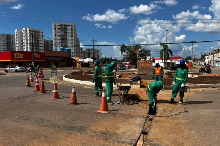 Obras na rotatória da Tiradentes com Rio Madeira alteram circulação de veículos