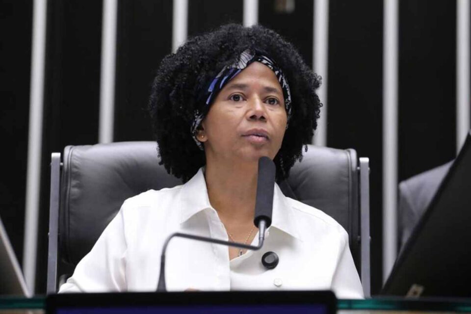 Sílvia Cristina apoia projeto que prevê redução de tributos sobre combustíveis