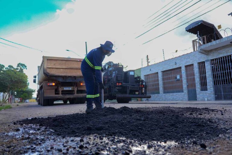 Tapa-buraco atende ruas dos bairros Nova Floresta e Socialista em Porto Velho