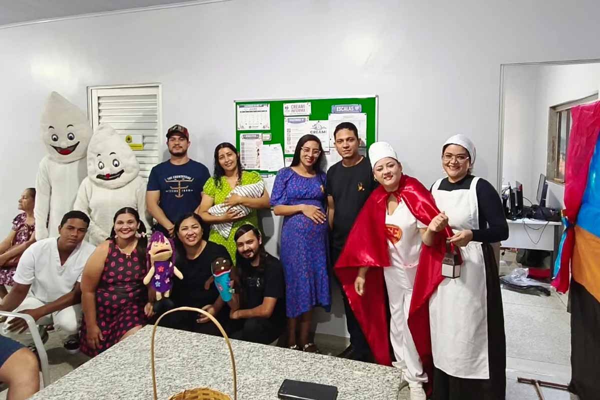 Fantoches ajudam a orientar famílias sobre amamentação em atividade no Creami