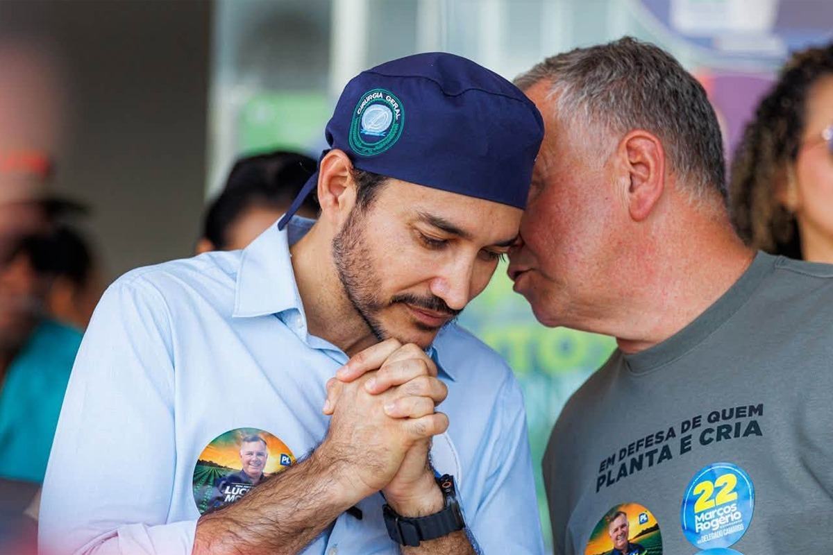 TRE-RO aceita registro de Fernando Máximo ao Senado e autoriza foto com touca cirúrgica