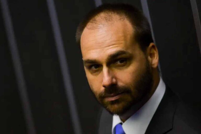 Eduardo Bolsonaro é demitido da Polícia Federal por abandono de cargo