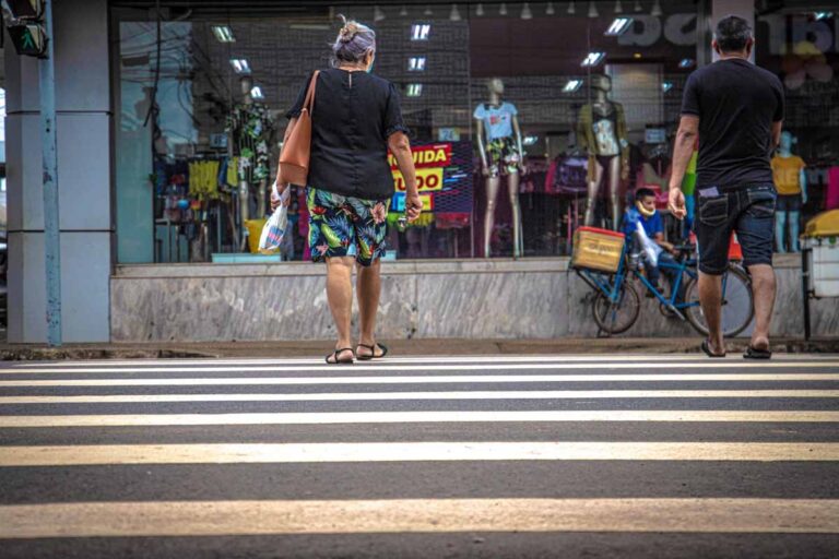 Faixa de pedestres não é estacionamento: Semtran reforça fiscalização em Porto Velho