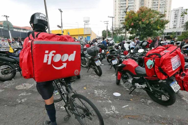 Trabalhadores de aplicativos têm jornada maior e ganham 12% menos por hora no Brasil