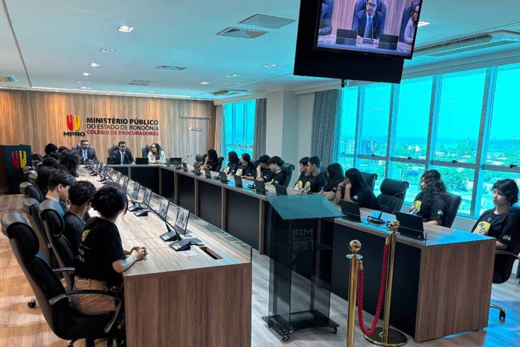 Estudantes do Projeto Patrulha Eleitoral conhecem atuação do MPRO em Porto Velho