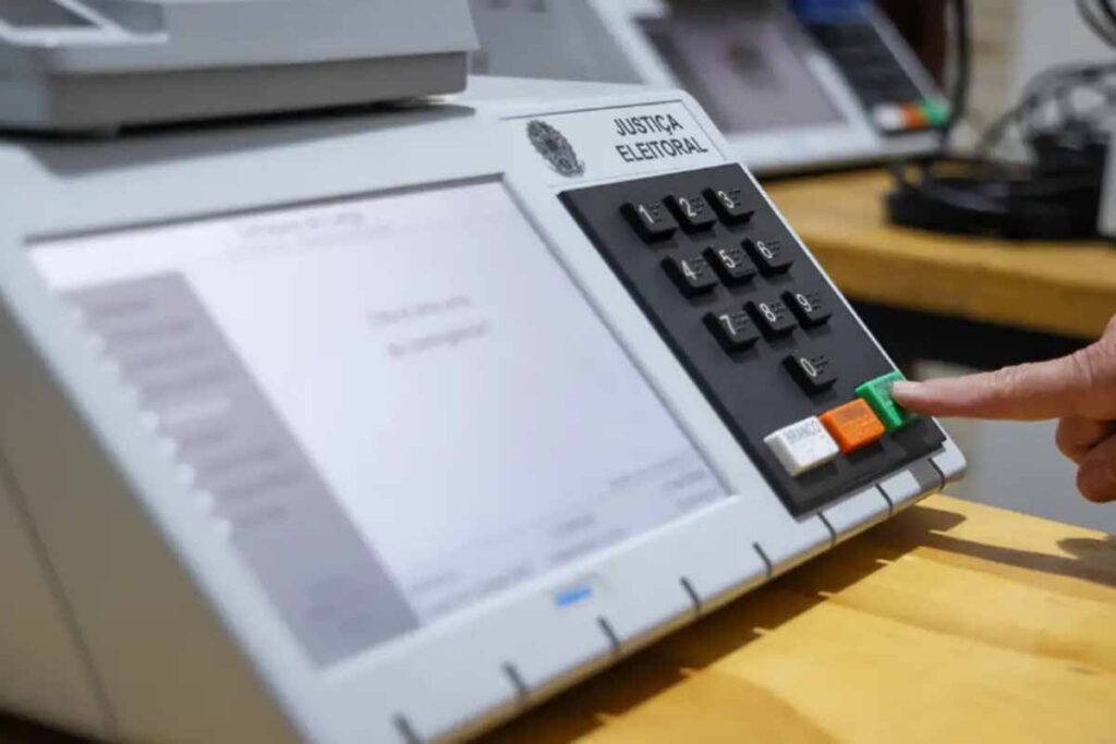TSE aprova seis candidaturas à Presidência e ainda analisa outros sete registros