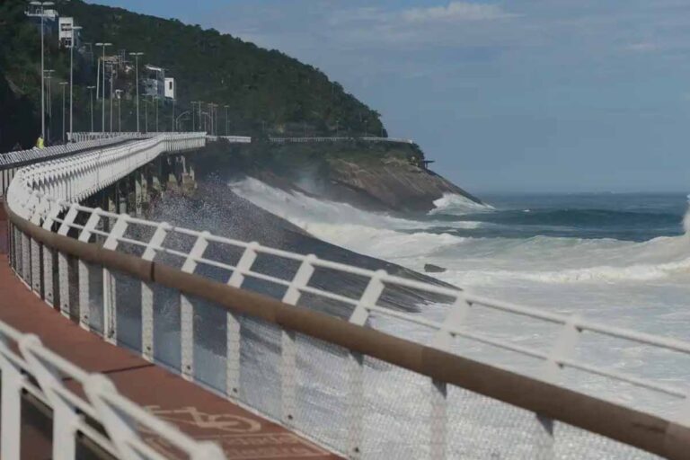 Ressaca fecha trecho da ciclovia Tim Maia no Rio e ondas podem chegar a 2,5 metros
