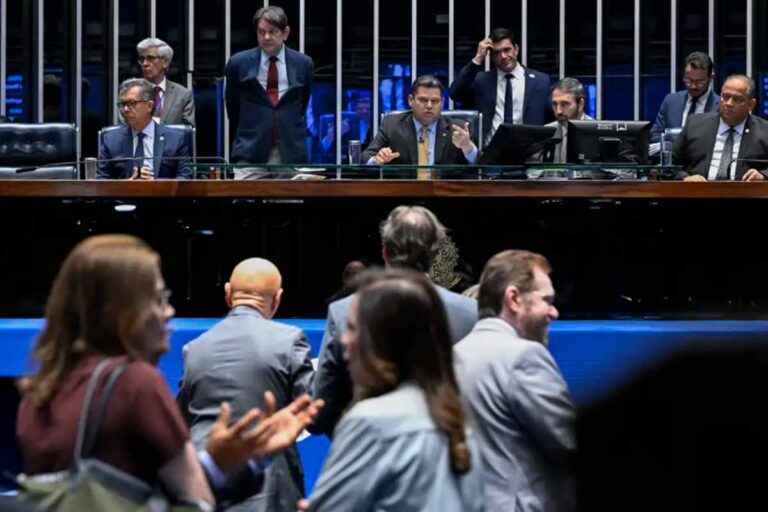 Alcolumbre prevê votação do fim da escala 6x1 no Senado após eleições