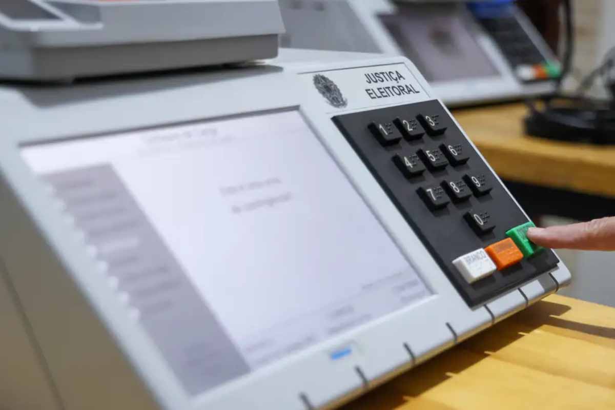 Justiça Eleitoral oferece transporte gratuito e amplia acessibilidade nas urnas para eleitores com deficiência