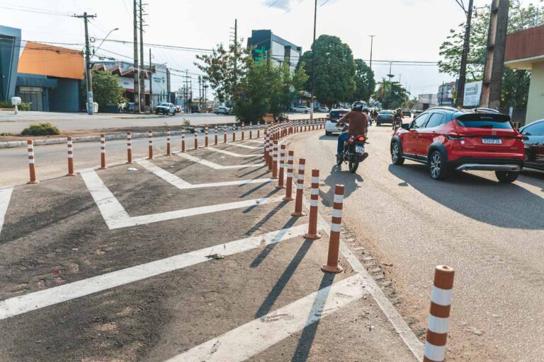 Balizadores reforçam sinalização e evitam manobras perigosas no trânsito de Porto Velho