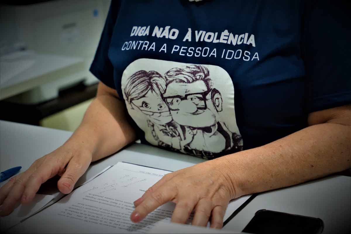 Violência contra idosos pode ocorrer sem agressão física e exige atenção aos sinais