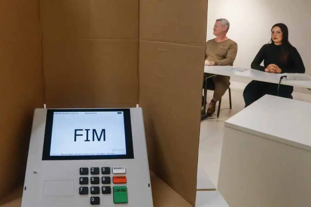 Justiça Eleitoral reforça restrições a celulares, relógios e outros eletrônicos na cabine de votação
