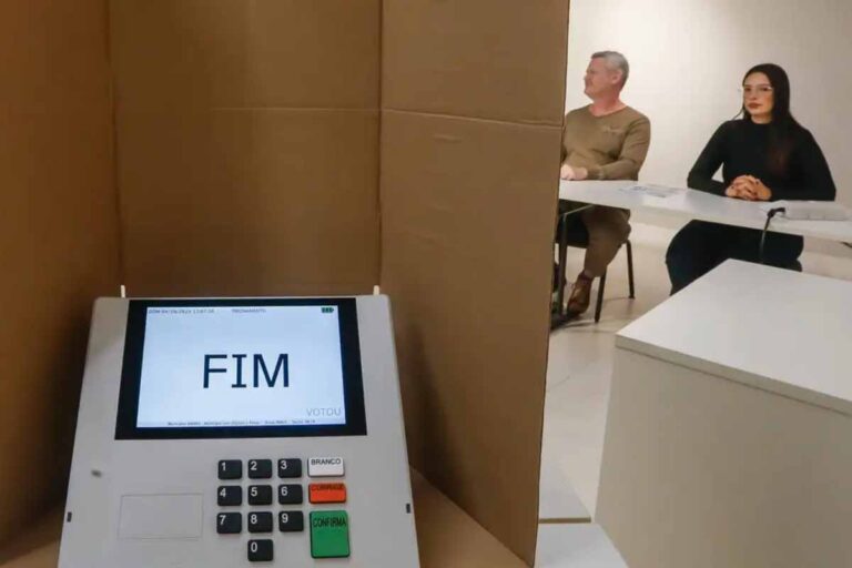 Justiça Eleitoral reforça restrições a celulares, relógios e outros eletrônicos na cabine de votação