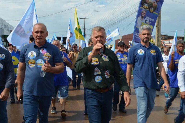 Caminhada em Cerejeiras reforça união de Ezequiel Neiva, Wiveslando Neiva e Lúcio Mosquini no Cone Sul